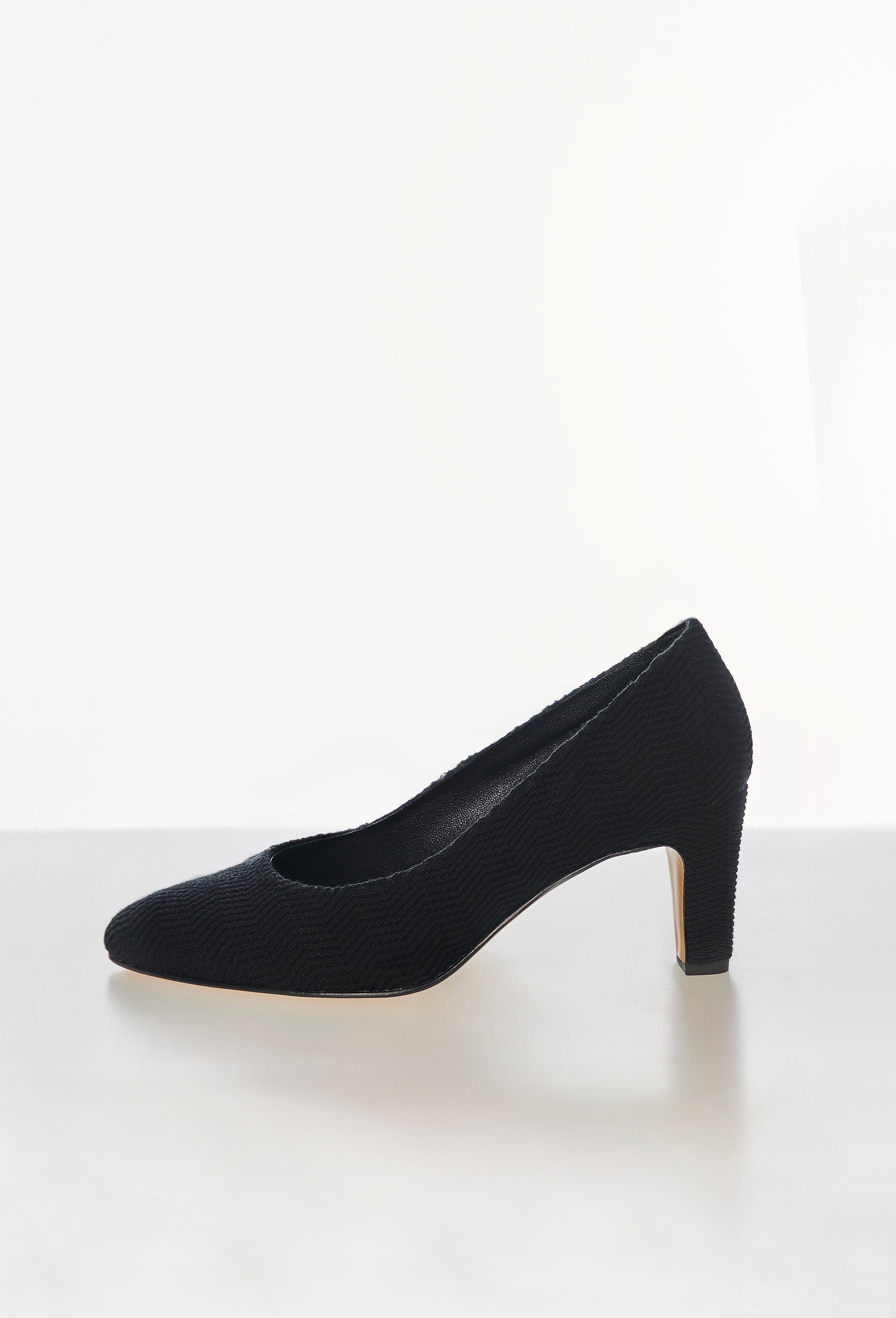 Geometric Rib-Knit Pumps in Black